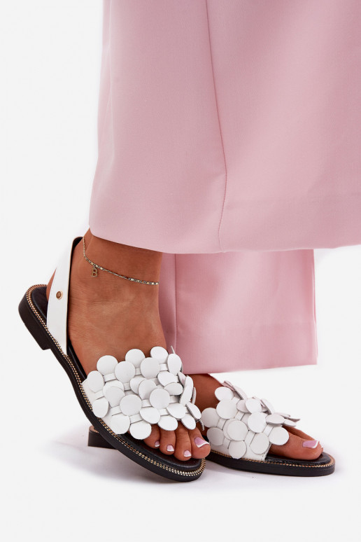 Moteriškos basutės su plačiais kulniukais Zazoo 40425 baltos spalvos Moteriškos basutės su plačiais kulniukais Zazoo 40425 baltos spalvos