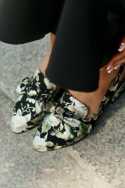 Oda Bateliai su gėlytėmis su kaspinais N6539-44 juodos spalvos Oda Bateliai su gėlytėmis su kaspinais N6539-44 juodos spalvos