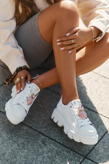 Oda Sneakers modelio batai dekoruoti Broszką Ananas CheBello 4651 baltos spalvos