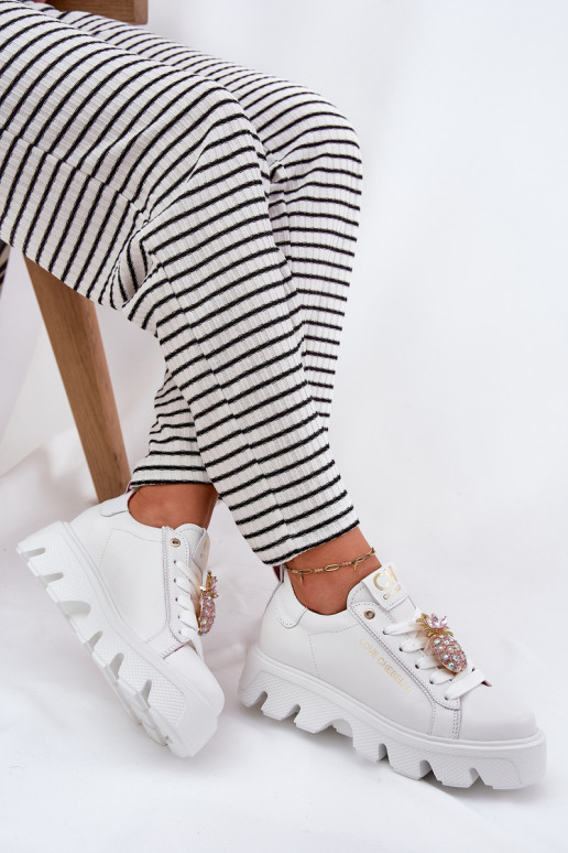 Oda Sneakers modelio batai dekoruoti Broszką Ananas CheBello 4651 baltos spalvos Oda Sneakers modelio batai dekoruoti Broszką Ananas CheBello 4651 baltos spalvos