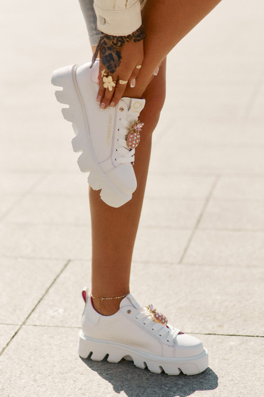 Oda Sneakers modelio batai dekoruoti Broszką Ananas CheBello 4651 baltos spalvos Oda Sneakers modelio batai dekoruoti Broszką Ananas CheBello 4651 baltos spalvos