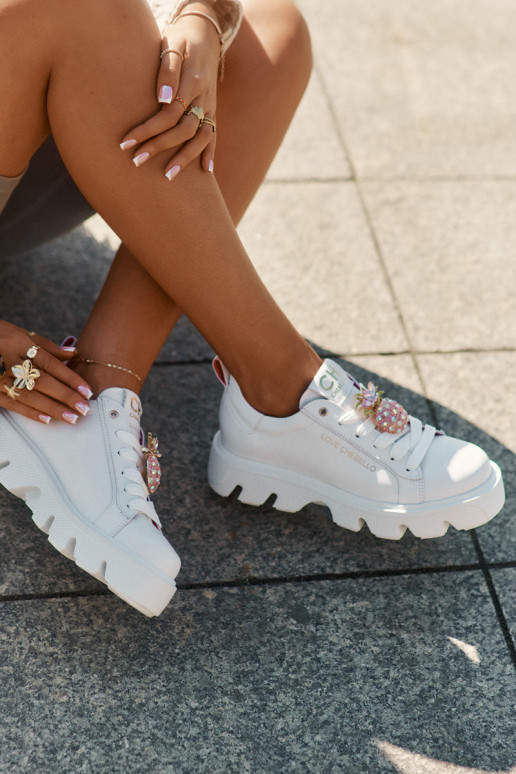 Oda Sneakers modelio batai dekoruoti Broszką Ananas CheBello 4651 baltos spalvos Oda Sneakers modelio batai dekoruoti Broszką Ananas CheBello 4651 baltos spalvos