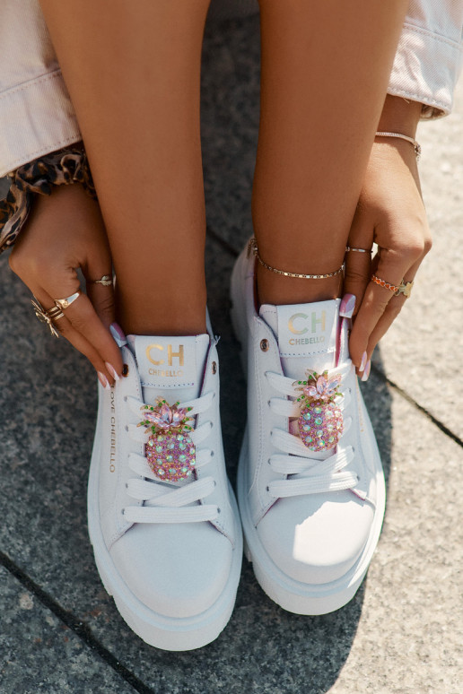 Oda Sneakers modelio batai dekoruoti Broszką Ananas CheBello 4651 baltos spalvos Oda Sneakers modelio batai dekoruoti Broszką Ananas CheBello 4651 baltos spalvos