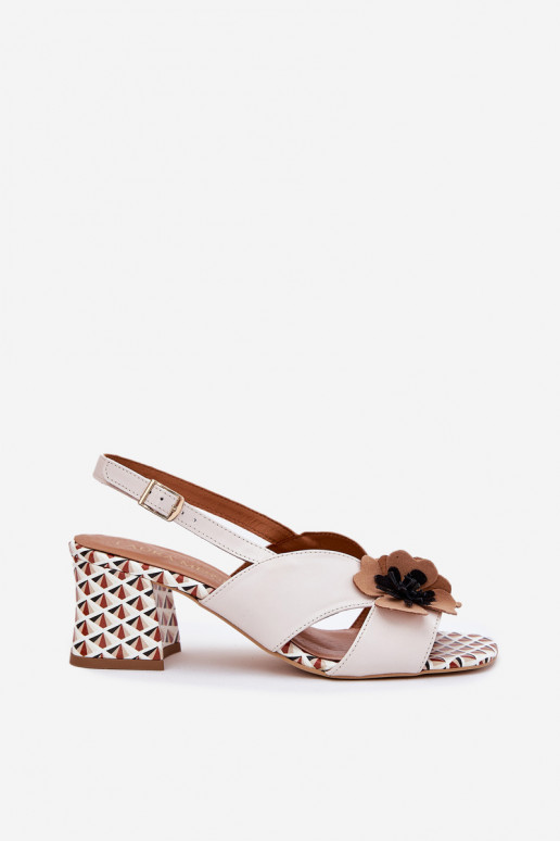 Oda Moteriškos aukštakulnės basutės su gėlėmis Laura Messi 2950 baltos spalvos Oda Moteriškos aukštakulnės basutės su gėlėmis Laura Messi 2950 baltos spalvos
