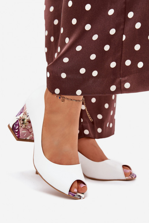 Oda Bateliai su dekoruotais kulnais LeĮskis Shoes 2608/K baltos spalvos