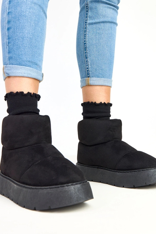 Juodi pašiltinti sniego batai ant... Juodi pašiltinti sniego batai ant...