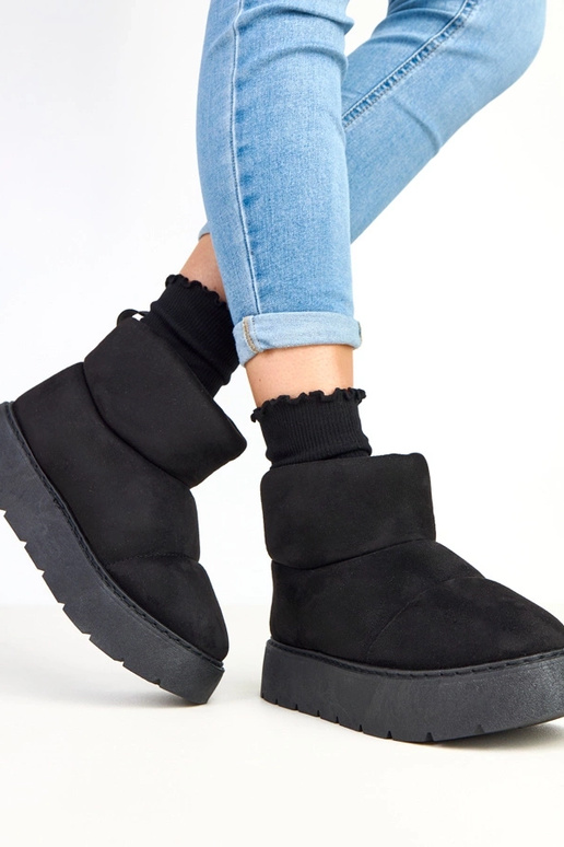 Juodi pašiltinti sniego batai ant... Juodi pašiltinti sniego batai ant...