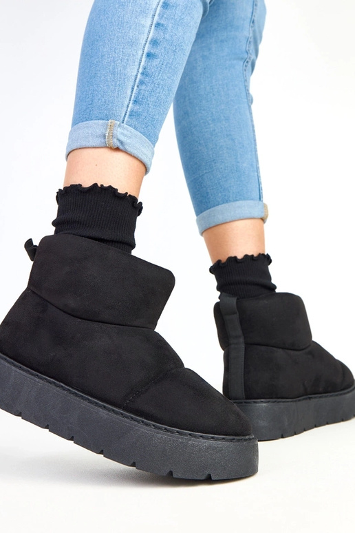 Juodi pašiltinti sniego batai ant... Juodi pašiltinti sniego batai ant...