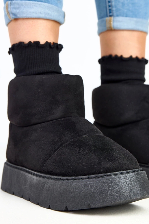 Juodi pašiltinti sniego batai ant... Juodi pašiltinti sniego batai ant...