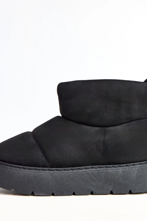 Juodi pašiltinti sniego batai ant... Juodi pašiltinti sniego batai ant...