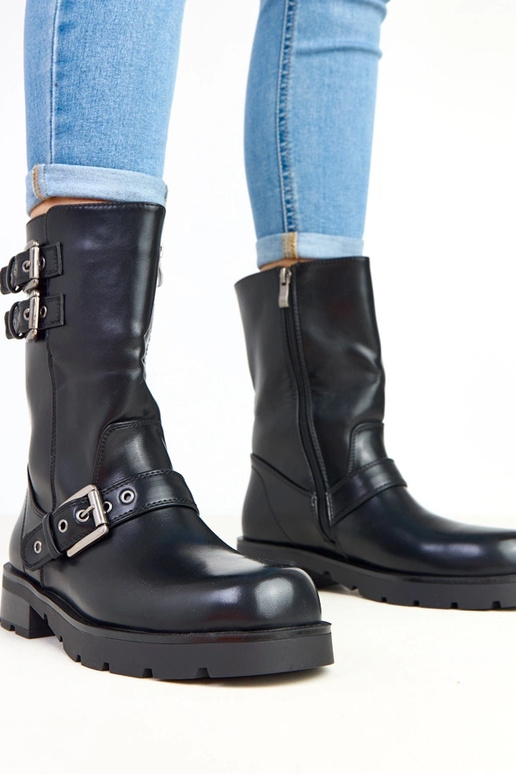 Juodi aulinukai ant platformos su... Juodi aulinukai ant platformos su...