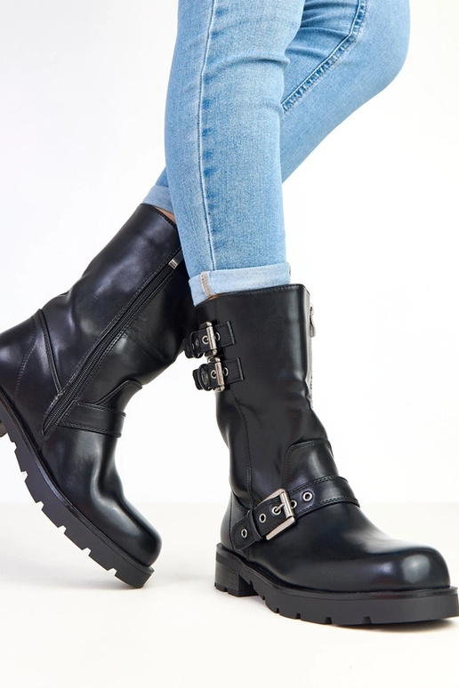 Juodi aulinukai ant platformos su... Juodi aulinukai ant platformos su...