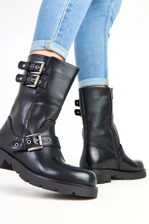 Juodi aulinukai ant platformos su... Juodi aulinukai ant platformos su...