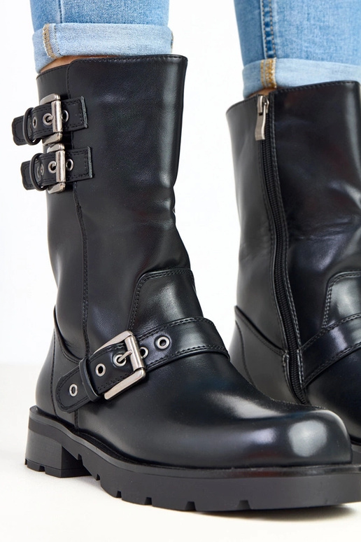 Juodi aulinukai ant platformos su... Juodi aulinukai ant platformos su...