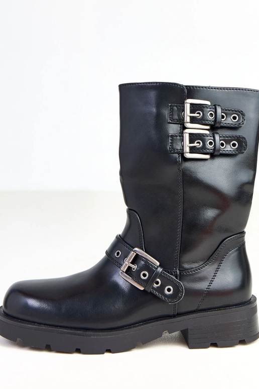 Juodi aulinukai ant platformos su... Juodi aulinukai ant platformos su...