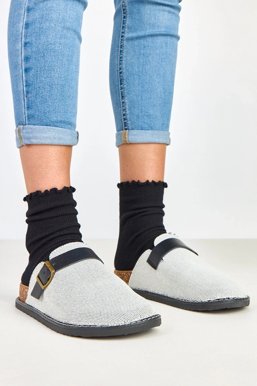 Juodos šlepetės ant kamštinės... Juodos šlepetės ant kamštinės...