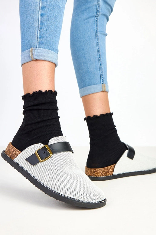 Juodos šlepetės ant kamštinės... Juodos šlepetės ant kamštinės...