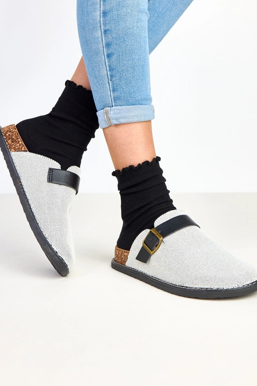 Juodos šlepetės ant kamštinės... Juodos šlepetės ant kamštinės...