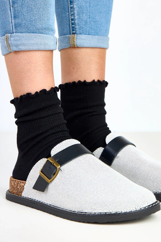 Juodos šlepetės ant kamštinės... Juodos šlepetės ant kamštinės...