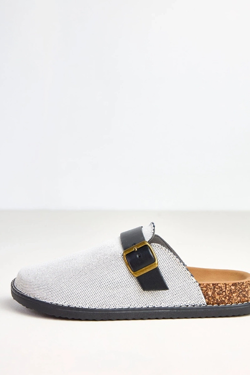 Juodos šlepetės ant kamštinės... Juodos šlepetės ant kamštinės...