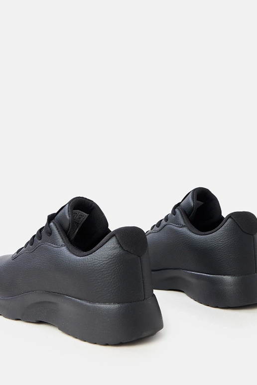 Juodi vyriški paaukštinti sportbačiai...