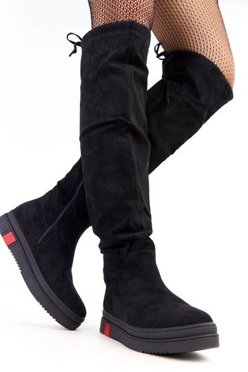 Juodi batai ant platformos...