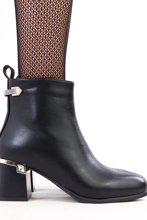 Juodi aulinukai su elegantišku...