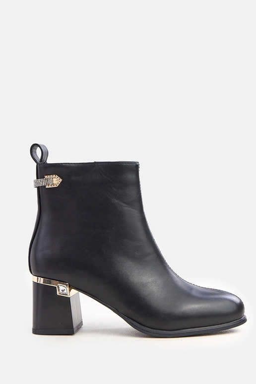 Juodi aulinukai su elegantišku...