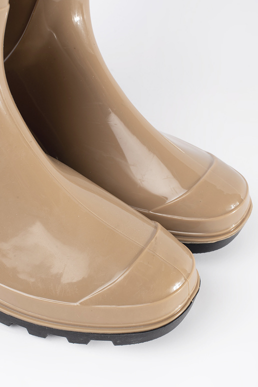 smėlio spalvos lakuotas guminiai batai