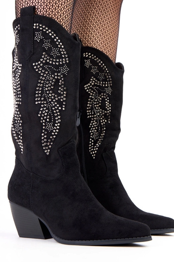 Juodi kaubojiški batai žemu...