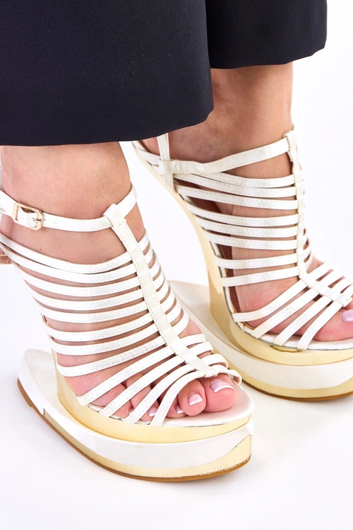 Smėlio spalvos sandalai ant...