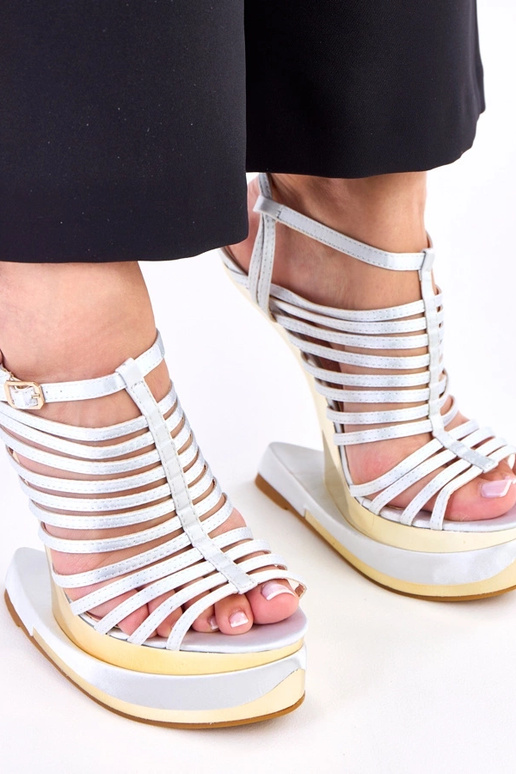 Pilki sandalai ant futuristinio kulno...