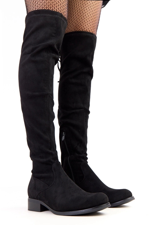 Juodi ilgi aulinukai plokščiu padu...