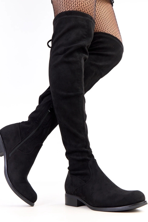 Juodi ilgi aulinukai plokščiu padu...