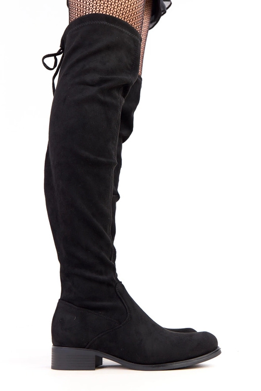 Juodi ilgi aulinukai plokščiu padu...