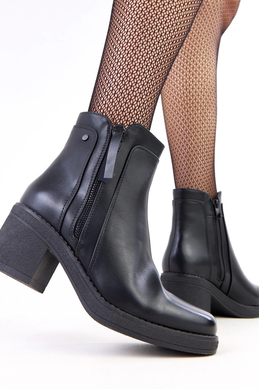 Juodi aulinukai su stulpeliu ir...