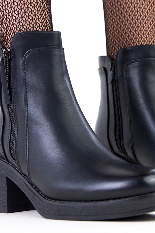 Juodi aulinukai su stulpeliu ir...