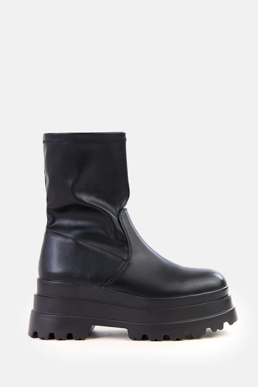 Juodi aulinukai ant masyvios...