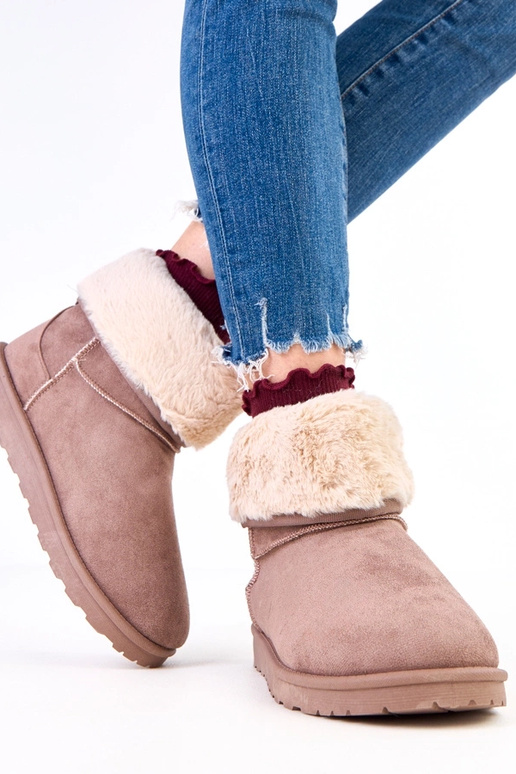 Rudi sniego batai su kailiu ant...