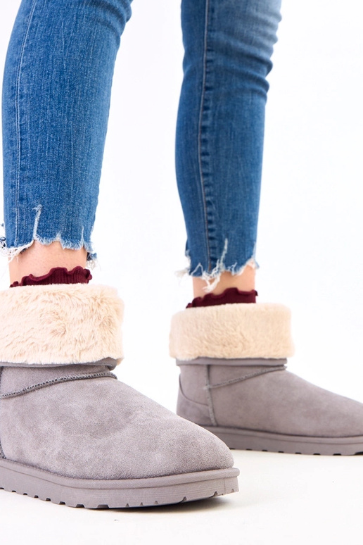 Pilki sniego batai su kailiu ant...