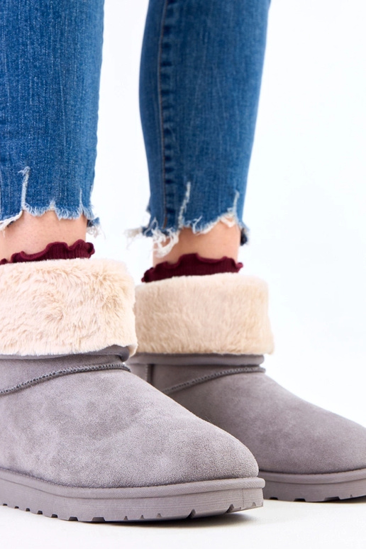 Pilki sniego batai su kailiu ant...