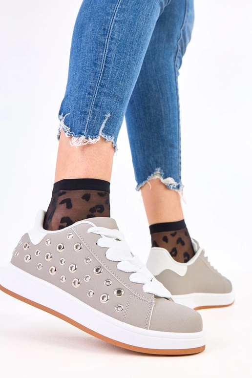 Pilki sportiniai bateliai ant...