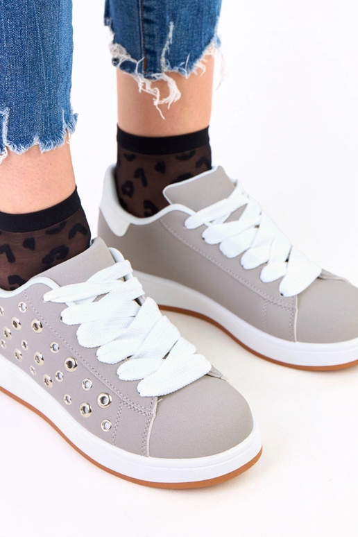 Pilki sportiniai bateliai ant...