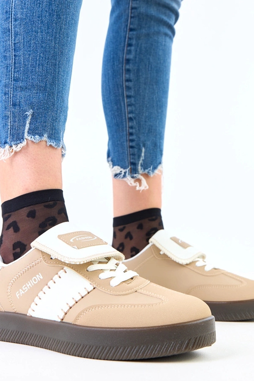 Rudi sportiniai bateliai ant...