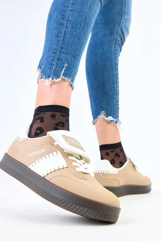 Rudi sportiniai bateliai ant...