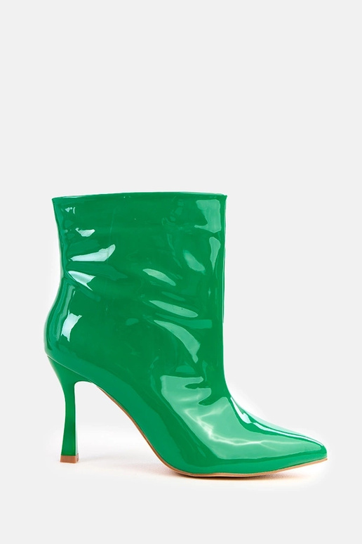 Žali lakiniai aulinukai ant aukšto...