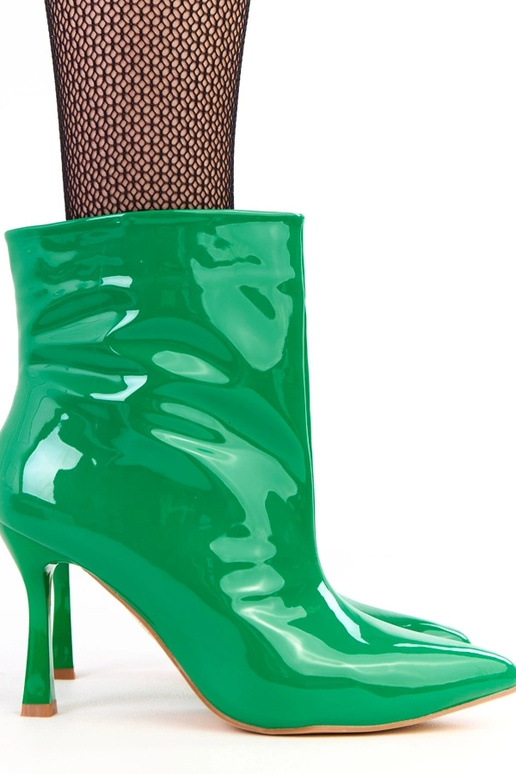 Žali lakiniai aulinukai ant aukšto...