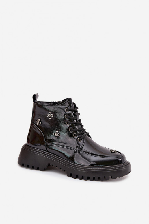 Oda pašiltinti Moteriški aulinukai su gražiomis detalėmis su lako efektu Artiker 57C0345 juodos spalvos