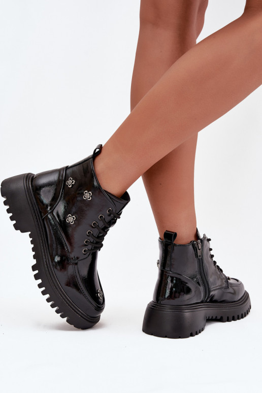 Oda pašiltinti Moteriški aulinukai su gražiomis detalėmis su lako efektu Artiker 57C0345 juodos spalvos