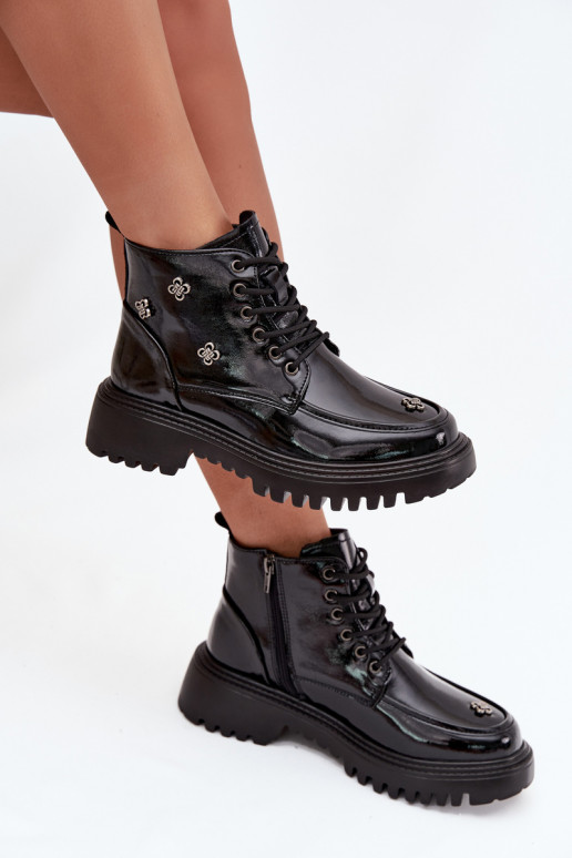 Oda pašiltinti Moteriški aulinukai su gražiomis detalėmis su lako efektu Artiker 57C0345 juodos spalvos